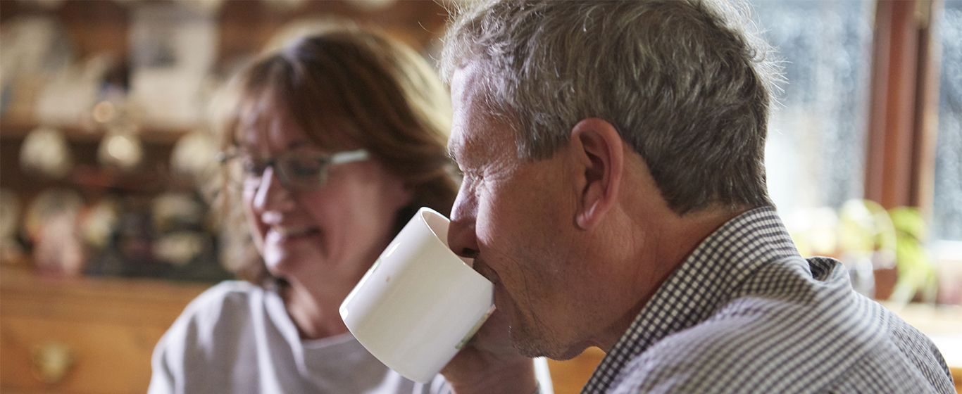 couple drinking tea banner